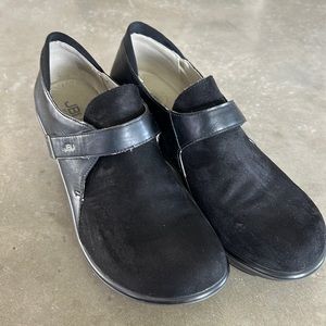 JBU by Jambu Black suede Clogs